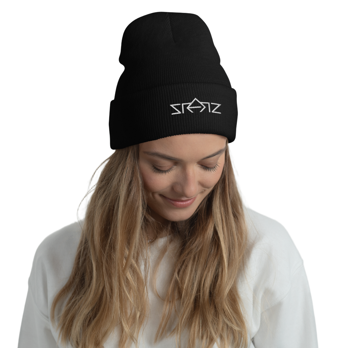 SRARZ Signature Beanie – Schwarz – Damenmodel – Vorderansicht