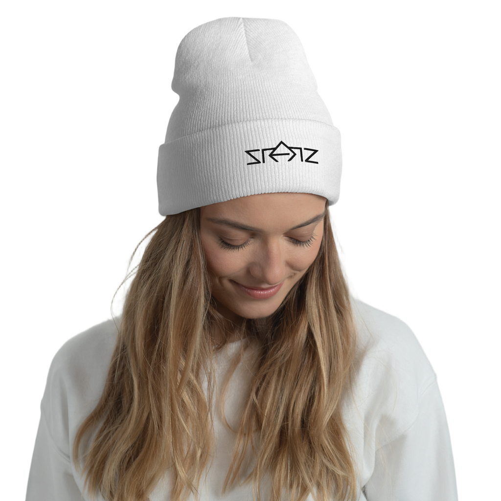 SRARZ Signature Beanie – Weiss – Damenmodel – Vorderansicht