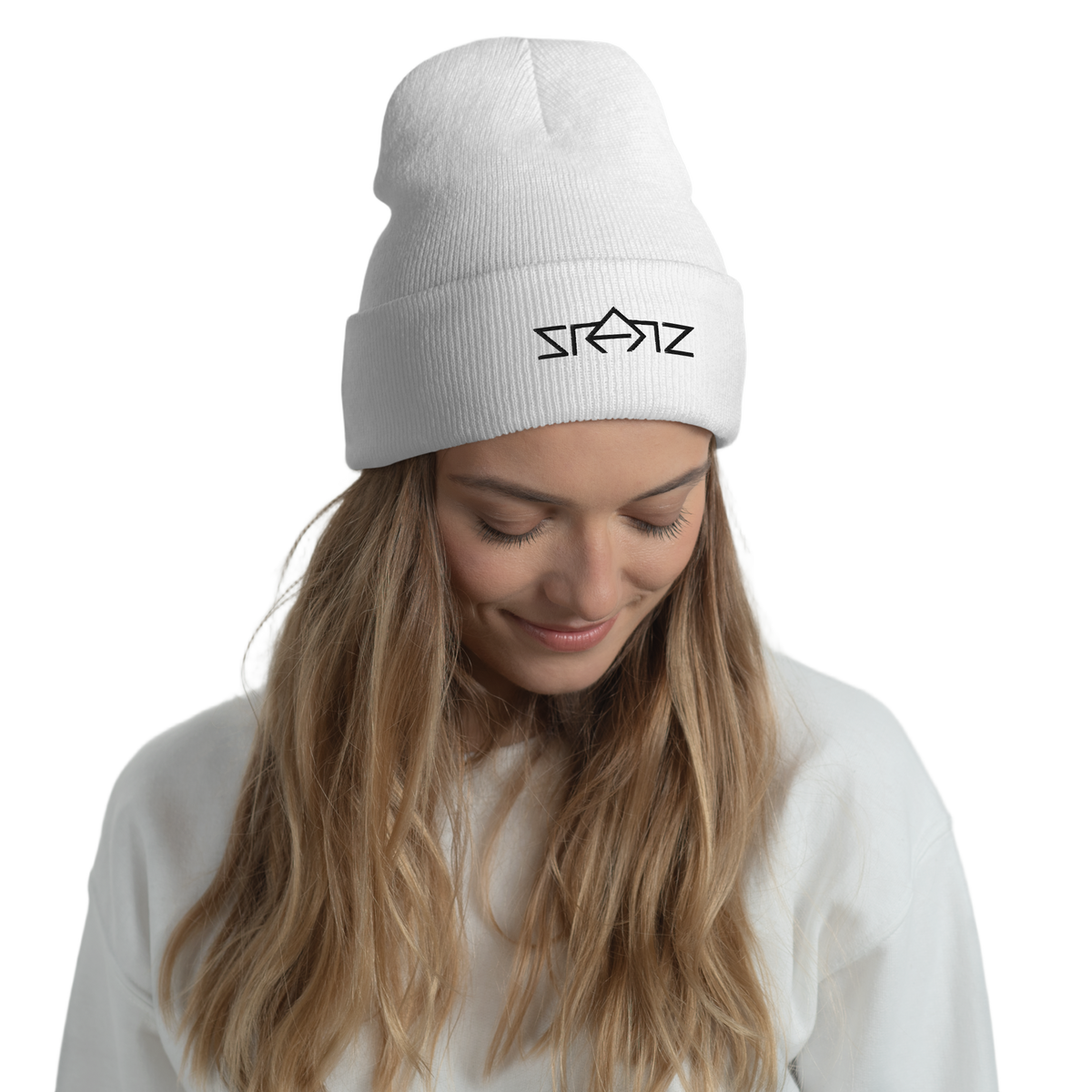 SRARZ Signature Beanie – Weiss – Damenmodel – Vorderansicht