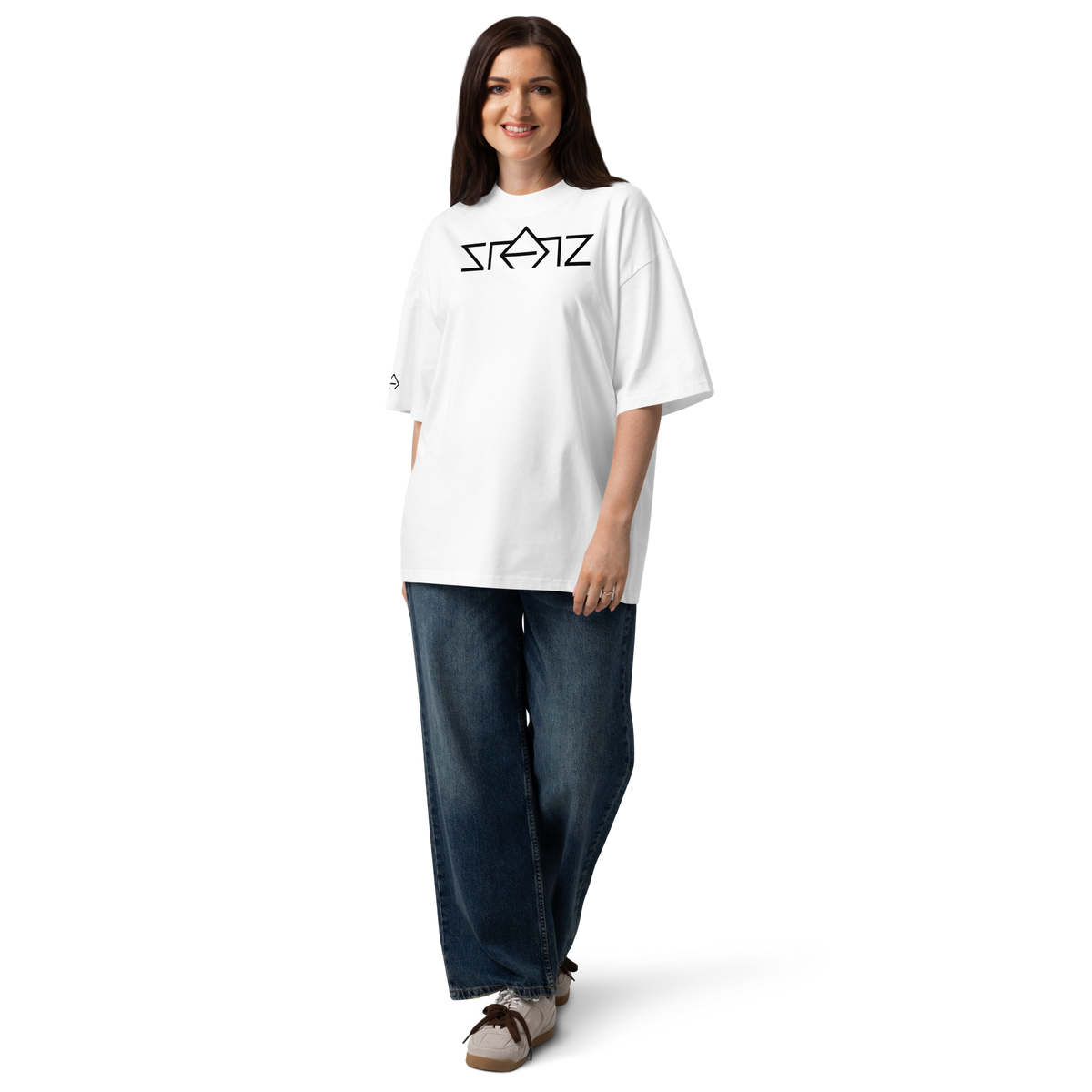 SRARZ Signature Oversized T-Shirt – Weiss – Damenmodell Ganzkörperansicht